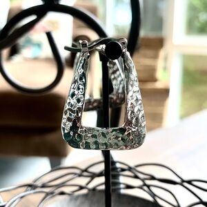 🌟 SALE $15 🌟 Vintage Hammer Stamped Wavy White Gold Plated Earrings